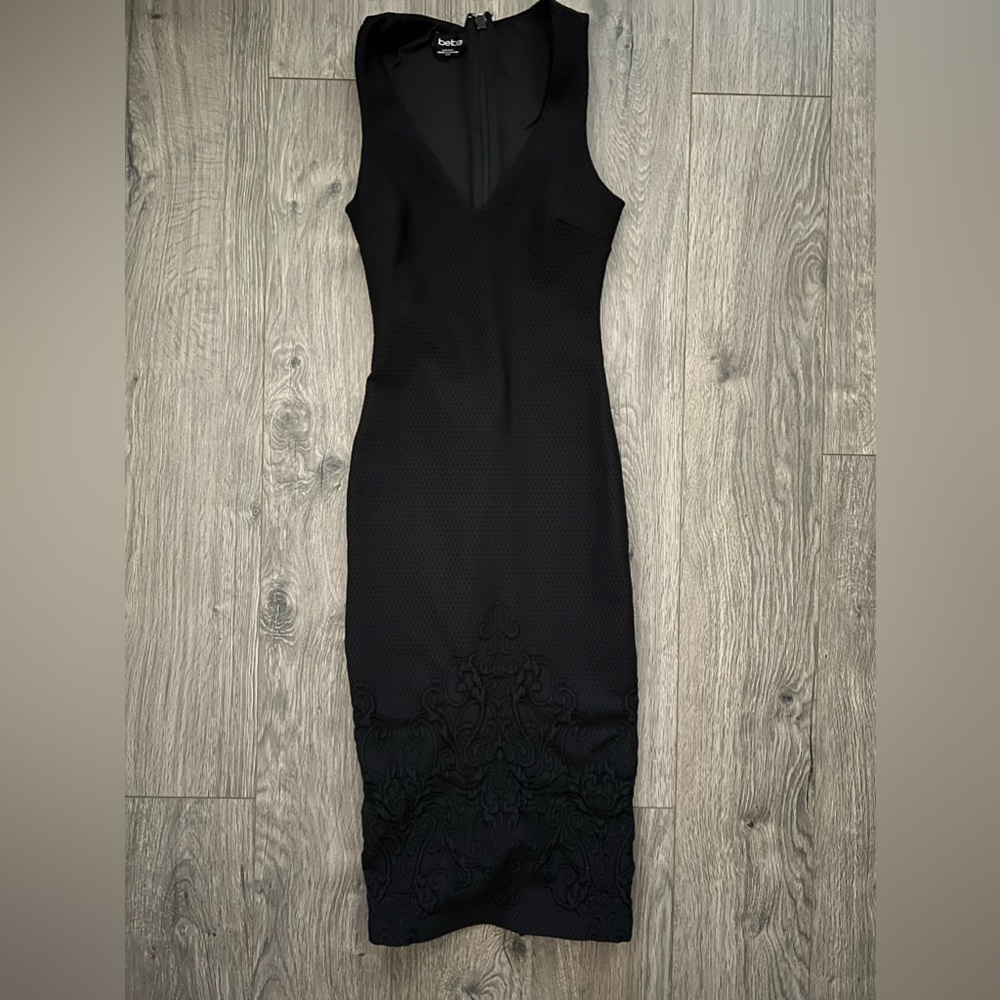 Bebe Embroidered Sleeveless Low V Cocktail Dress in XS - Picture 7 of 7